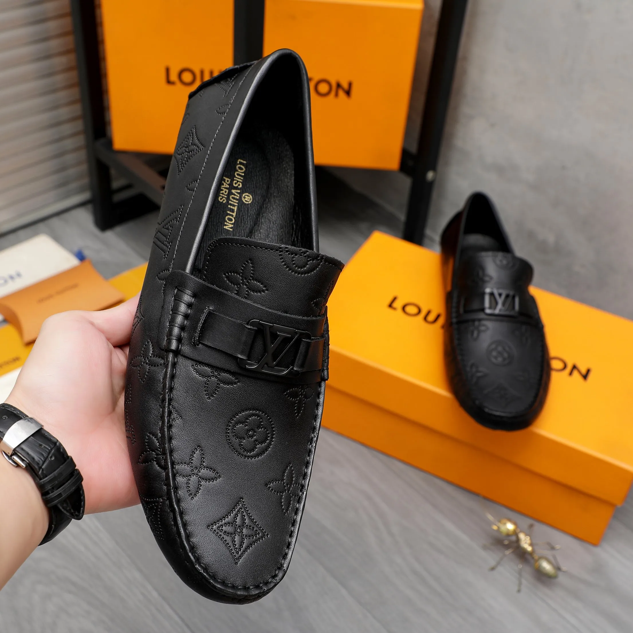 Men's shoes 💰400 Product trademark: LV "Louis Vuitton" casual slip-on shoes Regular size: 38-45 (45 is custom-made and non-returnable) Product materials: Selected cowhide embossed upper, pigskin lining, rubber outsole